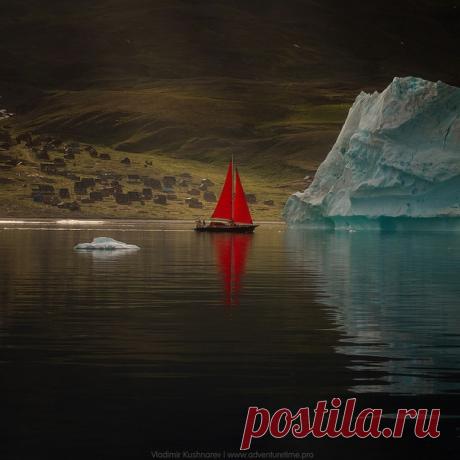 Алые паруса на фоне заброшенного поселка на острове Диско в Западной Гренландии сфотографировал Владимир Кушнарёв: