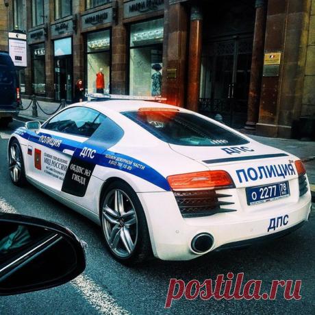 Ничего необычного, просто питерская полиция на суперкаре Audi R8
