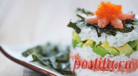 Как сделать суши-торт на праздничный стол. О суши-тортах вспомнили модные блогеры: это блюдо снова в тренде и популярно в соцсетях. Это действительно проще, чем роллы, а по вкусу им не уступает, как и по внешнему виду. Суши-торт ...