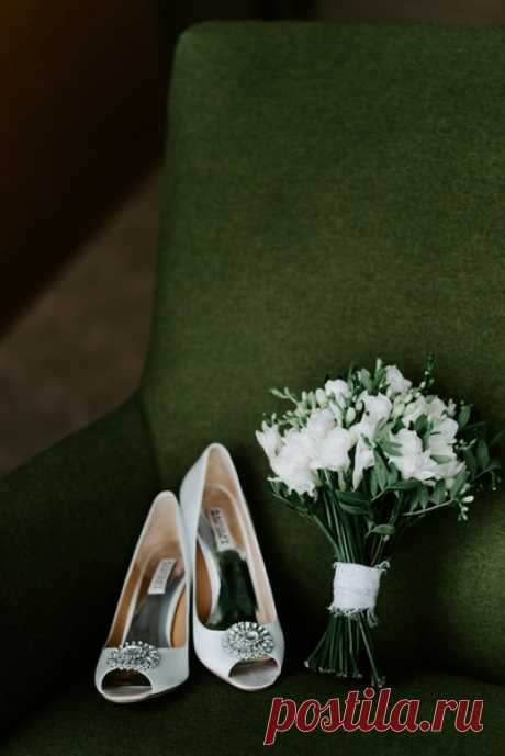 Стиль свадьбы Марии и Константина — сдержанная и немного строгая классика с уютным декором на фоне завораживающих горных пейзажей 🌿