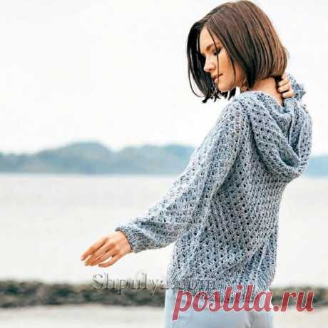 Ажурный пуловер с капюшоном связан спицами сетчатым узором из светло- голубого хлопка с шелком.