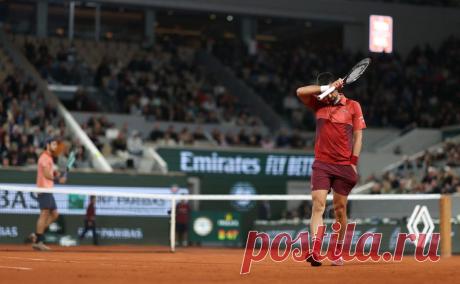 Джокович снялся с «Ролан Гаррос» и лишится звания первой ракетки мира. Сербский теннисист отказался от матча 1/4 финала против норвежца Каспера Рууда из-за травмы правого колена. Первой ракеткой мира станет итальянец Янник Синнер