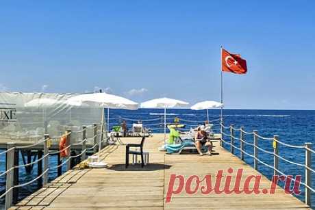 Раскрыты подробности изнасилования россиянки в Турции. Россиянку, отдыхавшую с мужем и дочерью на турецком курорте, изнасиловал аниматор отеля и его 17-летний друг, которого он представил как двоюродного брата. Такие подробности приводит Telegram-канал «НеМалахов». Москвичка познакомилась с аниматором по имени Ахметом на пляже.