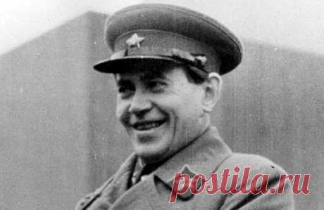 С именем Ежова связана одна из самых страшных страниц в отечественной истории – «Большой террор». Страницы жизни самого наркома внутренних дел представляют не менее жуткую картину.