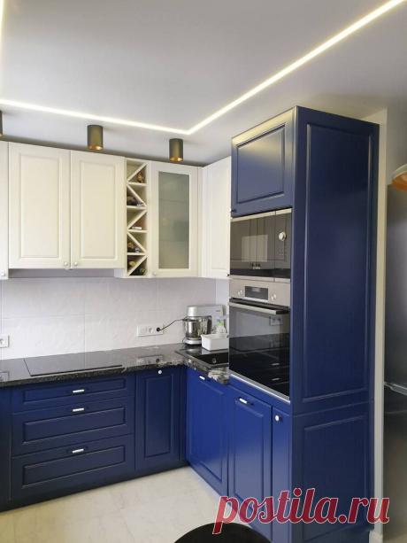 До и после. Нетипичный дизайн для типовой кухни в "хрущевке". Кухонный гарнитур в синем цвете. Как вам такой дизайн? | «СИБИРСКИЙ ЗОДЧИЙ» | Дзен