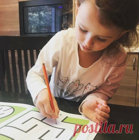 Рабочая тетрадь KUMON "Волшебные лабиринты" предназначена для развития мелкой моторики, логики, пространственного мышления, а также для подготовки руки к письму. В ней собраны сложные лабиринты с узкими ходами для детей, которые уже уверенно проводят линии. В этой тетради ребенок будет совершенствовать элементарные навыки письма. Лабиринты учат ребёнка концентрировать своё внимание, осмысливать то, что он видит, и затем действовать в соответствии с тем, что понял. Для того чтобы…