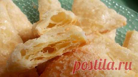 Слоёное тесто на скорую руку. Просто всё смешал отправил в холодильник
Это чудесное тесто, просто палочка выручалочка.
Готовить его элементарно, наверное и 10 минут много… А результат невероятный, мягкое и одновременно хрустящее, слоистое и вкусное. Не нужно ничего сло…