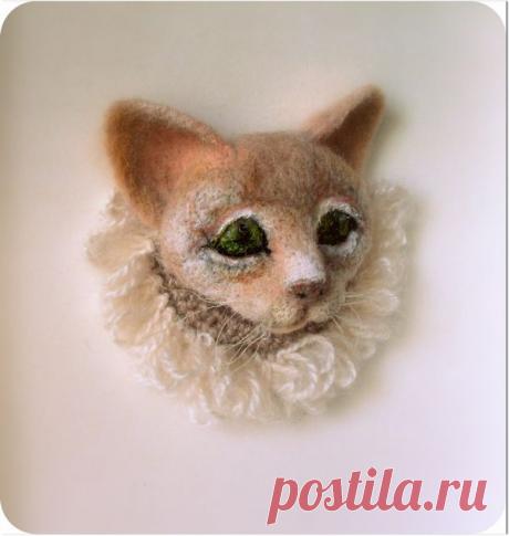 Декоративный элемент "Котенок". Декоративная деталь, которая может быть использована и, как нашивка на одежду, как брошь на сарафан, платье, пальто, шапку, сумочку и др., но не предназначена для крепления на очень тонкие ткани ( шелк, шифон и др.). Размер 8 * 8 см.