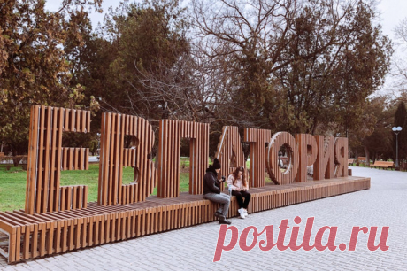 В Крыму опровергли данные о взрывах в Евпатории и Саках. Олег Крючков сообщил, что на западе Крыма и в других районах полуострова обстановка спокойная.