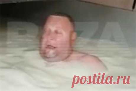 Купание тучных мужчин в чанах с молоком на российской ферме сняли на видео. На ферме Сусатского сельского поселения под Ростовом двое тучных мужчин решили искупаться в чанах с молоком и попали на видео. Ролик опубликовала Baza в Telegram-канале. На кадрах видно, как один из мужчин раздевается догола и залезает по приставленной к металлическому чану лестнице. Затем он погружается в молоко.