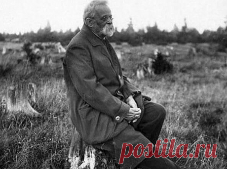 Владимир Валдис Кузьмин: Дедушка-снайпер
Самому старому участнику Великой Отечественной было...88 лет!
Когда весной 1942 года командиру одного из батальонов, державших оборону участка Волховского фронта, представили нового снайпера, майор подумал, что стал жертвой чьей-то злой шутки. Перед ним стоял дряхлый старик с седой бородой, в гражданской одежде, едва (как показалось в самом начале) держащий в руках винтовку-«трёхлинейку».
— Сколько же вам лет? — в полном изумлении ...