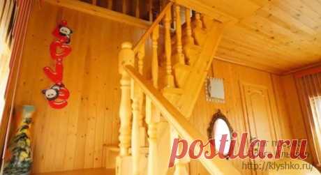 Обшивка вагонкой, класс и технология
Название «вагонка» произошло на производстве товарных вагонов, которые делали из досок. Неизвестно кто догадался из обработанных досок обшивать стены дома. Наверно рабочий этого завода из обрезок досок обшил свою комнату, другим понравилось и пошло поехало.
Сегодня вагонку изготавливают не только из дерева, а так же из пластика (ПВХ) и на основе ДСП или ДВП покрытая декоративной бумагой. При изготовление из древесины применяют сосну, осину, лиственницу,