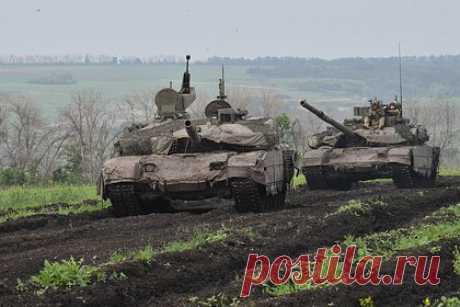 «Ростех» усилит защиту техники от Javelin. Предприятия «Ростеха» на основе опыта спецоперации прорабатывают варианты по усилению защиты верхней части техники, куда бьют противотанковые комплексы Javelin и сбрасываемые с дронов боеприпасы, сообщил индустриальный директор кластера вооружений, боеприпасов и спецхимии госкорпорации Бекхан Оздоев.