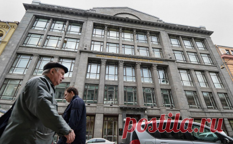 Спад доходов федерального бюджета миновал пик. В сентябре доходы федерального бюджета продолжили снижаться, однако темпы их спада резко замедлились, следует из данных Минфина. Поступления просели на 4% в годовом выражении после сокращения на 11% в августе и на 26% в июле