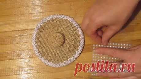 Просто, но очень красиво. Разрезала майонезное ведерко и сделала из него милую вещицу своими руками.