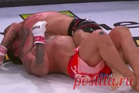 Видео поражения Александра Емельяненко появилось в сети. В сети появилось видео поражения российского бойца смешанного стиля (MMA) Александра Емельяненко в бою с Марсио Сантосом из Бразилии. Главный поединок турнира AMC Fight Nights 106 состоялся в Сыктывкаре. В публикации подчеркивается, что Емельяненко «сенсационно поигрывает Марсио Сантосу удушающим приемом».