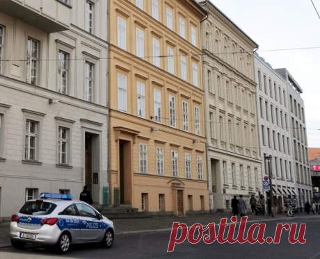 Home / Twitter В доме песочного цвета живёт (и намерена продолжать жить после отставки) Меркель.
Нет, ей принадлежит не весь дом, а только одна квартира.
Там нет заборов, мимо дома можно свободно ходить, его можно фотографировать.
Это центр Берлина, адрес - Am Kupfergraben, 6.