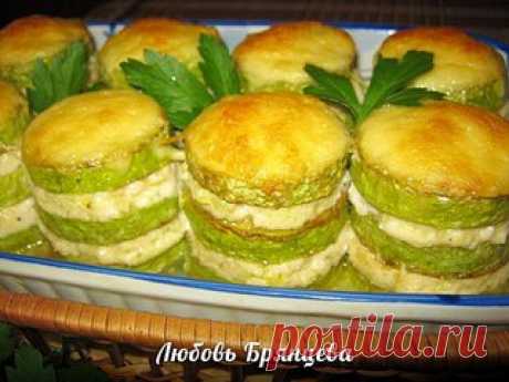 КАБАЧКИ ПО-ДНЕПРОПЕТРОВСКИ
Это вкусное еврейское блюдо состоит из 4 составляющих, которые могут служить отдельными самостоятельными блюдами, а все вместе – это запеченные кабачки с куриным паштетом под сырной корочкой. Так его готовили на улице Харьковской, в доме, которого уже давно нет…
Продукты: 3-4 молодых кабачка, 2 ст.л. муки, 300 г филе курицы, 1 большая луковица, 50 г плавленого сыра хорошего качества, 2-3 ложки домашнего майонеза, 1 ч.л. готовой горчицы (можно б...