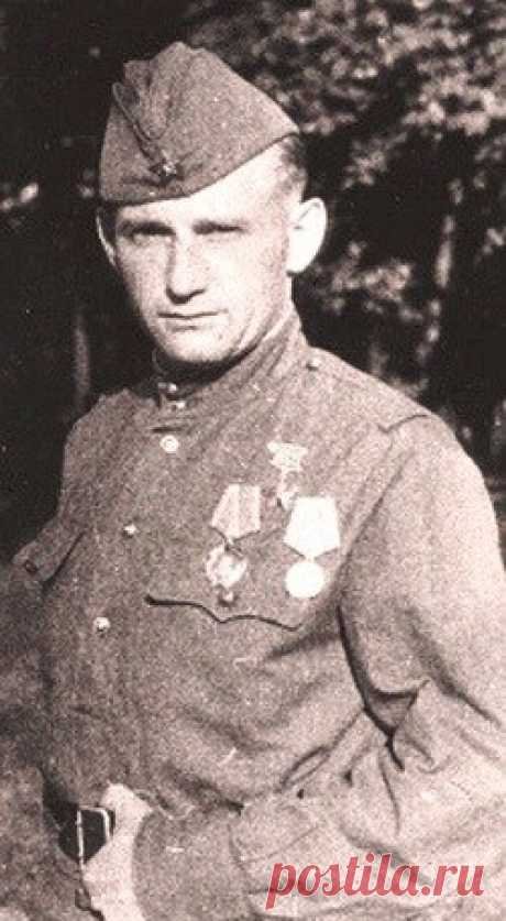 Переодевшись в форму немецкого полковника, разведчик сорвал фашистскую переправу через Днепр
Роберт Александрович Клейн, капитан, разведчик партизанского отряда имени Чапаева. Родился 9 марта 1913 года в с. Кривцовке Камышинского района Волгоградской области. Немец. В 1931 году в г. Марксе о…