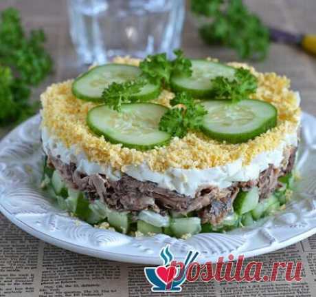 Салат с тунцом огурцом яйцом
Ингредиенты:
Тунец консервированный 200 гр
Яйца 2 шт.
Майонез 2 стол.л.
Огурцы 1 шт.
УКРАШЕНИЕ:
Огурцы 0.5 шт.
Петрушка по вкусу