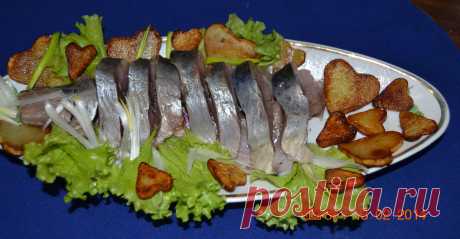 Сельдь, соленая в рассоле ...здесь рецепт https://ligakulinarov.ru/recepty/holodnye-zakuski/ryba/seld-solenaya-v-rassole-102609