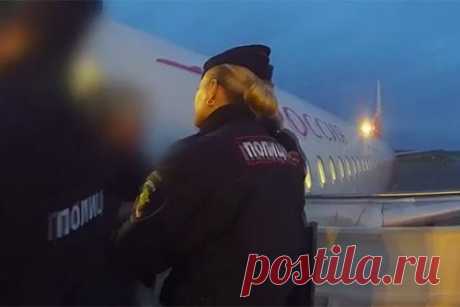 Две россиянки напились перед полетом, устроили дебош на трапе и попали на видео