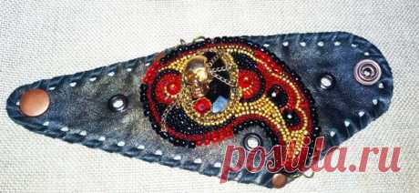 А вот это уже немного интереснее: Весёлый Роджер повис на пьедестале из чёрного агата, на фоне мягкой натуральной кожи в окружении бисера и хрусталя!