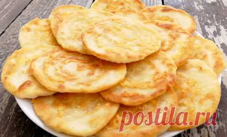 Быстрые сырные лепешки на сковороде: сметут со стола за минуту