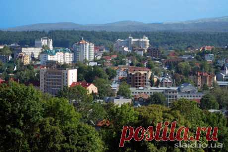 Місто Трускавець. Панорама. ::: альбом The best places in Ukraine Україна найкращі місця The best places in Ukraine
рускавець розташований у мальовничій долині з півночі від передгір'я Східних Карпат на висоті 350 м над рівнем моря. Курорт розташований на віддалі 100 кілометрів на південь від Львова. Залізниця з'єднує місто з найбільшими містами України, СНД та з країнами Прибалтики. Між Трускавцем і Львовом через міста Дрогобич та Стрий курсують електропоїзди і автобуси.