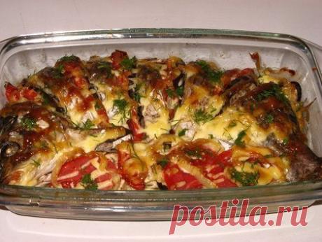 Карп, запеченный с овощами