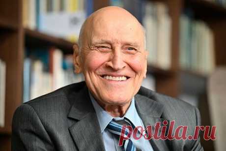 Дроздов рассказал о самочувствии после выписки из больницы. Известный российский телеведущий, профессор МГУ Николай Дроздов, выписавшийся на прошлой неделе из больницы, рассказал о своем самочувствии. В эфире программы «Жить здорово!» на Первом канале он сообщил, что врачи выявили у него переломы семи ребер, одно из них проткнуло стенку легкого.