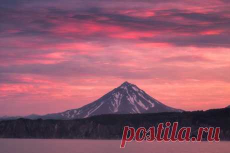 «Розовый закат» Вид на Вилючинскую Сопку из Авачинской бухты, Камчатка. Снимал Алексей Оборотов: nat-geo.ru/community/user/192312 Красочных сновидений.