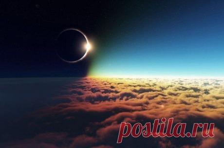 Полное солнечное затмение над облаками. / Взлом логики