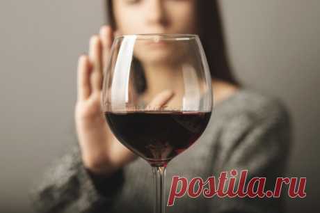 Мужчину — пожурят, женщину — резко осудят: нарколог объяснила, кому нельзя даже притрагиваться к алк