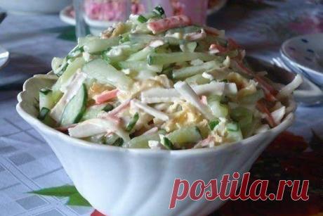 Простой крабовый салат с сыром сулугуни