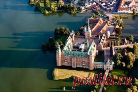 Замок Фредериксборг, Дания Замок Фредериксборг (Fredericksborg Slot) — замок (а точнее дворец), расположенный в городке Хилерёд в Дании. Замок был построен для Короля Кристиана IV и в настоящее время известен, как Музей Национальной Истории. С давних времен замок зарекомендовал себя как символ абсолютной монархии в...