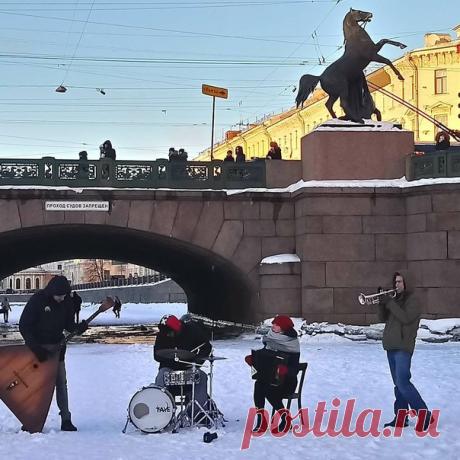 Уличные музыканты устроили концерт на замёрзшей Фонтанке
