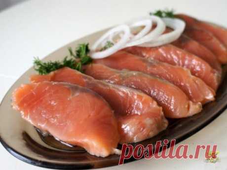 ГОРБУША МАЛОСОЛЬНАЯ«ПОД СЁМГУ» ЧЕРЕЗ ЧАС УЖЕ МОЖНО
НАСЛАЖДАТЬСЯ!
Рецепт, поверьте очень простой, сказочный!В результате сухая горбуша превращается в нежную, сочную "сёмгу"!
Приготовление:
Нарезаем филе горбуши кусочками.
Готовим солевой раствор с холодной кипячёной водой: на 1 литр воды добавляем 4 — 5 ст.л. соли.
Проверяем готовность рассола опустив в него очищенный картофель, если всплывёт в растворе — готово.
Кладем рыбу на 5-8 минут в раствор, затем вынимаем, промываем и просушиваем слегка