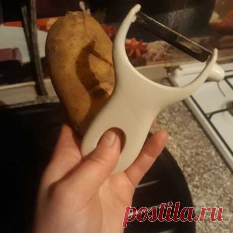 Оказывается, я всегда использовала овощечистку неправильно. Только сейчас узнала, что можно чистить картошку в два раза быстрее | Типичная домохозяйка | Яндекс Дзен