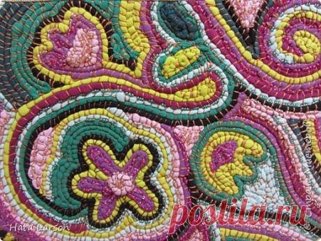 Необычный способ собрать коврик из старых трикотажных футболок — Рукоделие