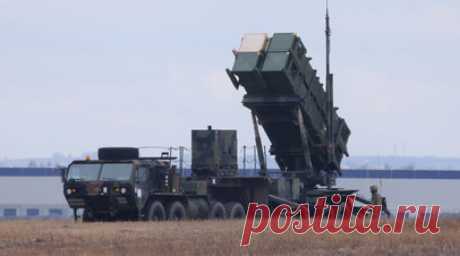 На Украине опубликовали некролог о зенитчике ВСУ с фото на фоне Patriot. На Украине в соцсетях опубликовали некролог погибшего зенитчика Павла Василькова с фотографией, на которой он стоит на фоне пусковой установки зенитного ракетного комплекса Patriot американского производства. Читать далее