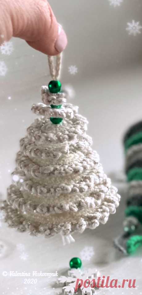 PDF Новогодняя Ёлочка крючком. FREE crochet pattern; Аmigurumi toy patterns. Амигуруми схемы и описания на русском. Вязаные игрушки и поделки своими руками #amimore - новогодняя ёлка, ёлочка к Новому году.