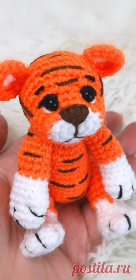 PDF Тигрёнок крючком. FREE crochet pattern; Аmigurumi animal patterns. Амигуруми схемы и описания на русском. Вязаные игрушки и поделки своими руками #amimore - тигр, тигренок из обычной пряжи, котик, кот, кошечка, кошка, котенок.