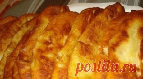 У нас дома, такие пирожки не успевают остыть Их сметают с тарелки! Ингредиенты Тесто 900 гр.муки. 500 мл. кефира 2 ст.л. сахара 1 ч.л. соли 2 яйца 100 гр.маргарина/растопить/ 9 гр.сухих дрожжей Начинка картофельное пюре+жареный лук+соль, жареная капуста + лук, укроп + 2 ст...