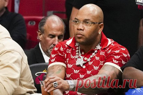 Шестилетний сын рэпера Flo Rida выпал из окна пятого этажа. Шестилетний сын американского рэпера Flo Rida (настоящее имя — Трэмар Диллард), Зоар (Zohar), находится в отделении интенсивной терапии с серьезными травмами после падения из окна квартиры на пятом этаже в Нью-Джерси, США. Рэпер публично не прокомментировала инцидент.