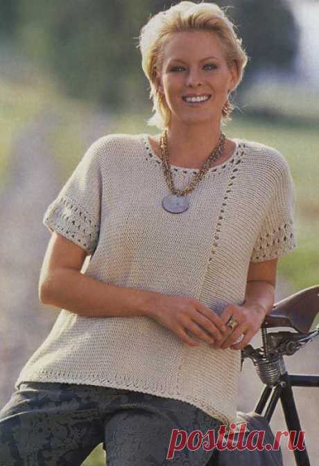 Асимметричный летний пуловер с полосой связан спицами в поперечном направлении. Размеры: 42/44 (46/48) 52/54. / Узелок.ру