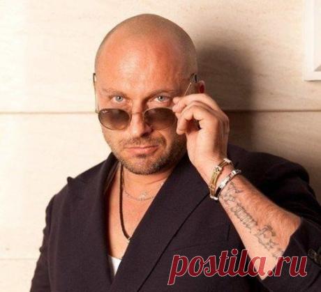 Когда в крепкую семью вдруг приходит беда , там не говорят - " Это из- за тебя...." , там говорят - " Я с тобой !!! " И это главные слова в семейной жизни!!!
Дмитрий Нагиев