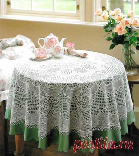 Красивая большая скатерть крючком. Филейное вязание 
Памятка для тех, кто решится  вязать эту скатерть или похожую на эту. 
Расчитаем примерный диаметр скатерти 
Диаметр больших вязаных скатертей крючком высчитывается примерно по количеству кругов по схеме и, конечно, зависит от плотности пряжи и размера крючка. Ниже приведем примерную таблицу полученного размера большой скатерти: 
Номер крючка Примерный диаметр 
1.0 — 1.25 мм 250 — 260 см 
1.5 — 1.75 мм 265 — 275 см 
2.0 — 2.5 мм 280 — 290 см