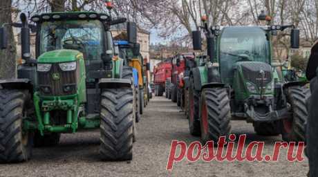 Во Франции фермеры перекрыли для грузовиков подъезд к переправе через Ла-Манш. Во Франции протестующие фермеры перекрыли для грузовиков подъезд к порту Кале, от которого осуществляется переправа через пролив Ла-Манш. Читать далее