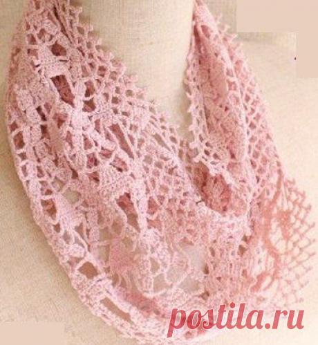 Ажурный снуд связан из х/б пряжи розового цвета крючком..
